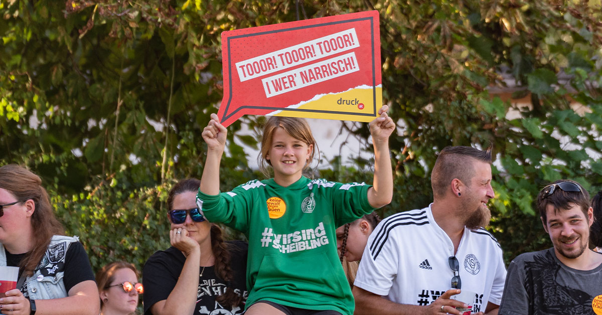 Kind feuert an Kind feuert an