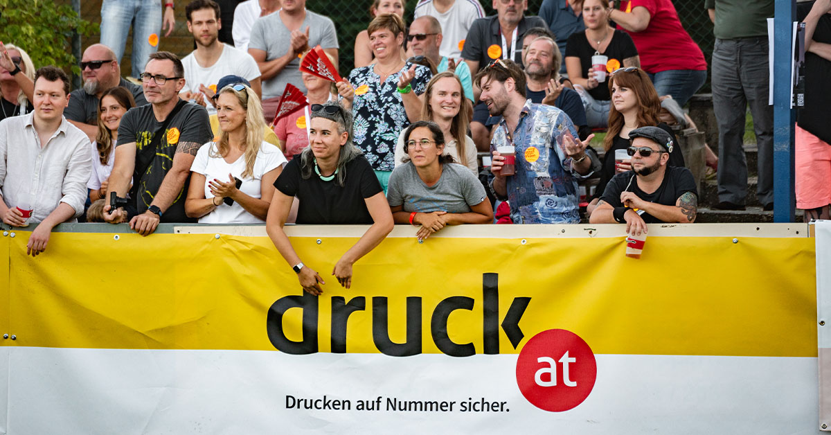 Menge feuert an Menge feuert an