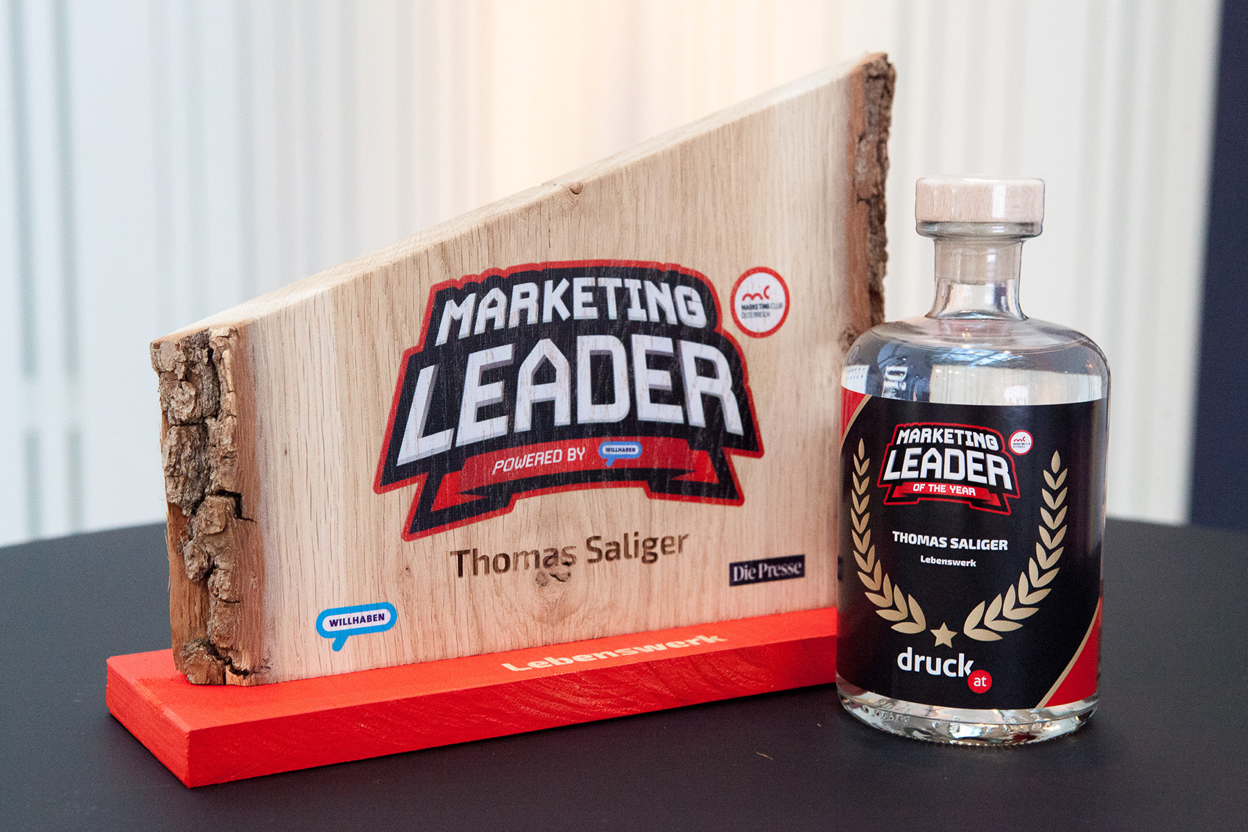 Marketingleader Trophäe und Gin von druck.at Marketingleader Trophäe und Gin von druck.at