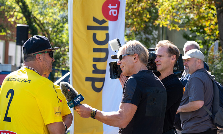 Einer der Spieler wird von einem Kamerateam interviewt Einer der Spieler wird von einem Kamerateam interviewt