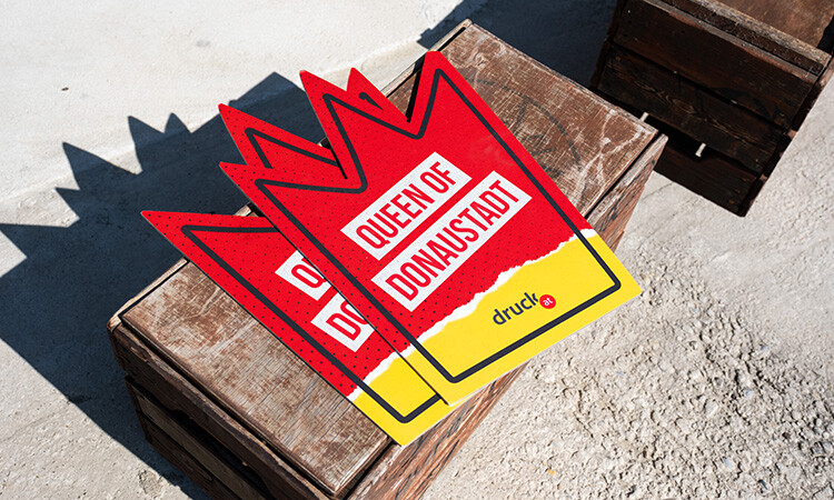 Gebrandete Anfeuerungsschilder in Form einer Krone liegen auf einem Holztisch und haben die Aufschrift Gebrandete Anfeuerungsschilder in Form einer Krone liegen auf einem Holztisch und haben die Aufschrift