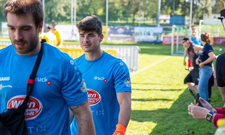 Spieler gehen vom Fußballplatz Spieler gehen vom Fußballplatz