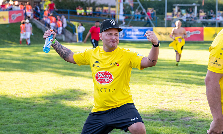 Einer der Spieler freut sich und streckt gerade die Hände in die Luft Einer der Spieler freut sich und streckt gerade die Hände in die Luft