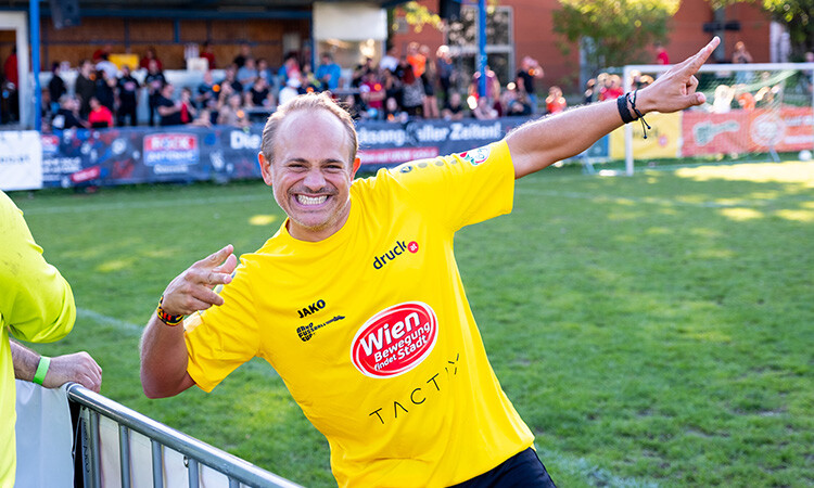 Ein Spieler freut sich und zeigt mit de m Finger in die Luft Ein Spieler freut sich und zeigt mit de m Finger in die Luft