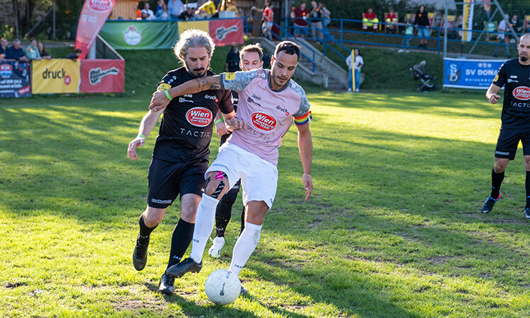 Spieler laufen gerade dem Ball auf dem Fußballplatz nach Spieler laufen gerade dem Ball auf dem Fußballplatz nach
