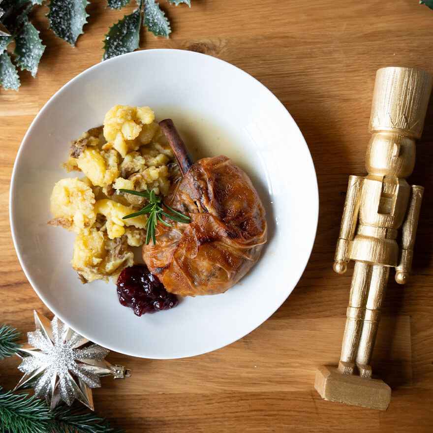 Vegane Gänsekeule mit Kartoffeln und weihnachtlicher Deko