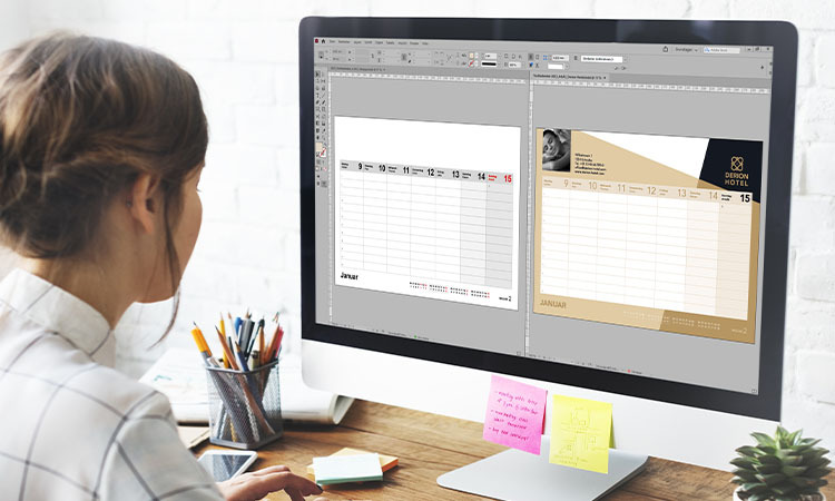 Eine Frau sitzt vor einem Bildschirm mit einer Vorlage