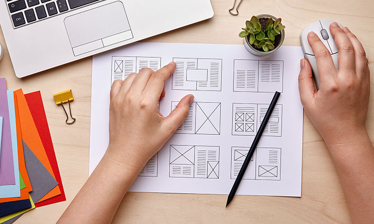 Eine Person hat sich ein Infoblatt mit mehrseitigen Dokumenten vor sich liegen