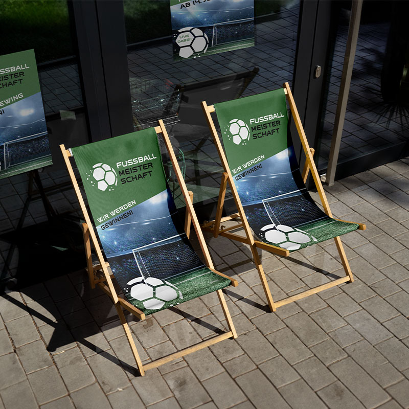 Zwei Liegestühle stehen auf einer Terrasse.
