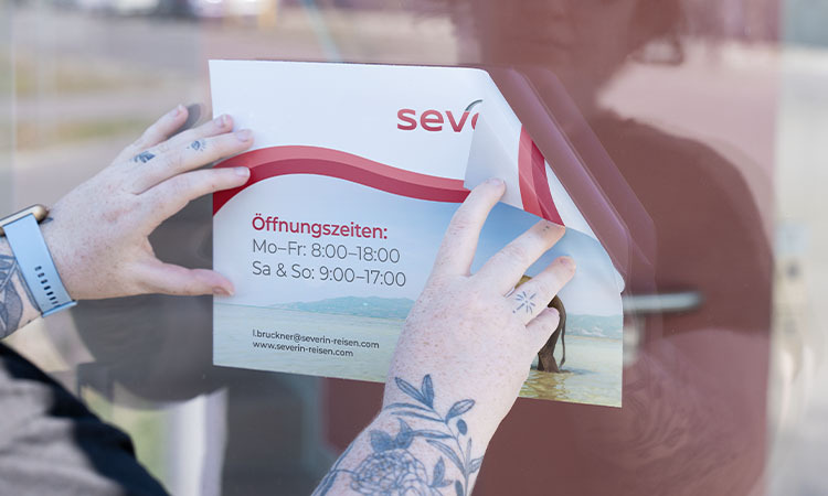 Klebefolie mit Öffnungzeiten Klebefolie mit Öffnungzeiten