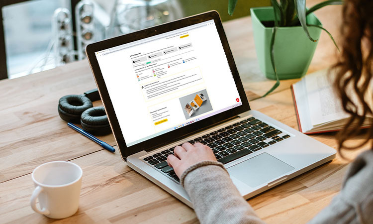 Eine Person sitzt an einem Laptop und schaut sich unsere Vorlagen an. Eine Person sitzt an einem Laptop und schaut sich unsere Vorlagen an.
