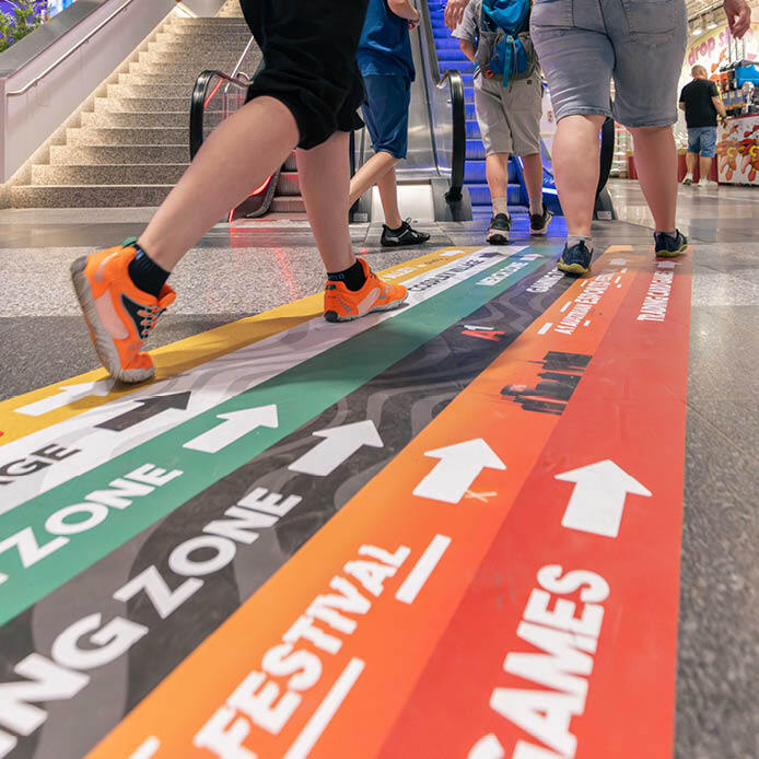 Klebefolien am Boden als Leitystem