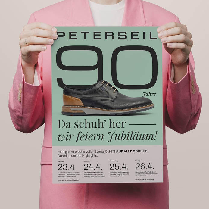 Eine Person hält ein Plakat in der Hand