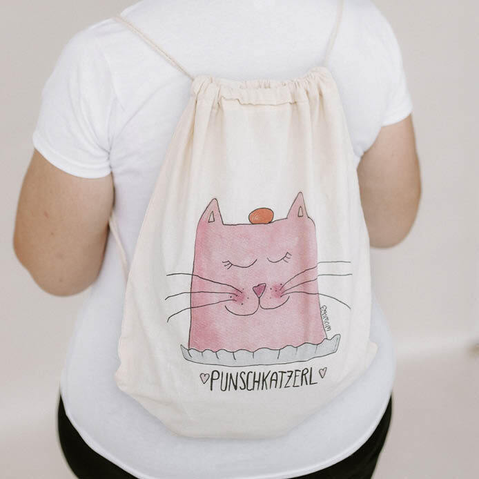 Eine Person trägt einen bedruckten Turnbeutel