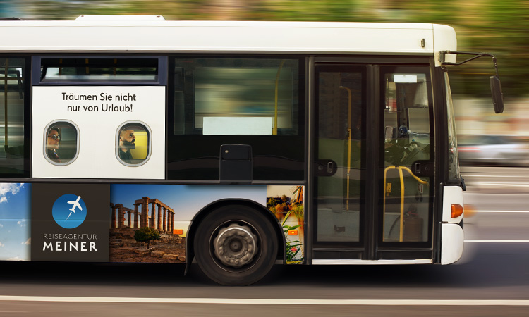 Ein Bus beklebt mit Werbung