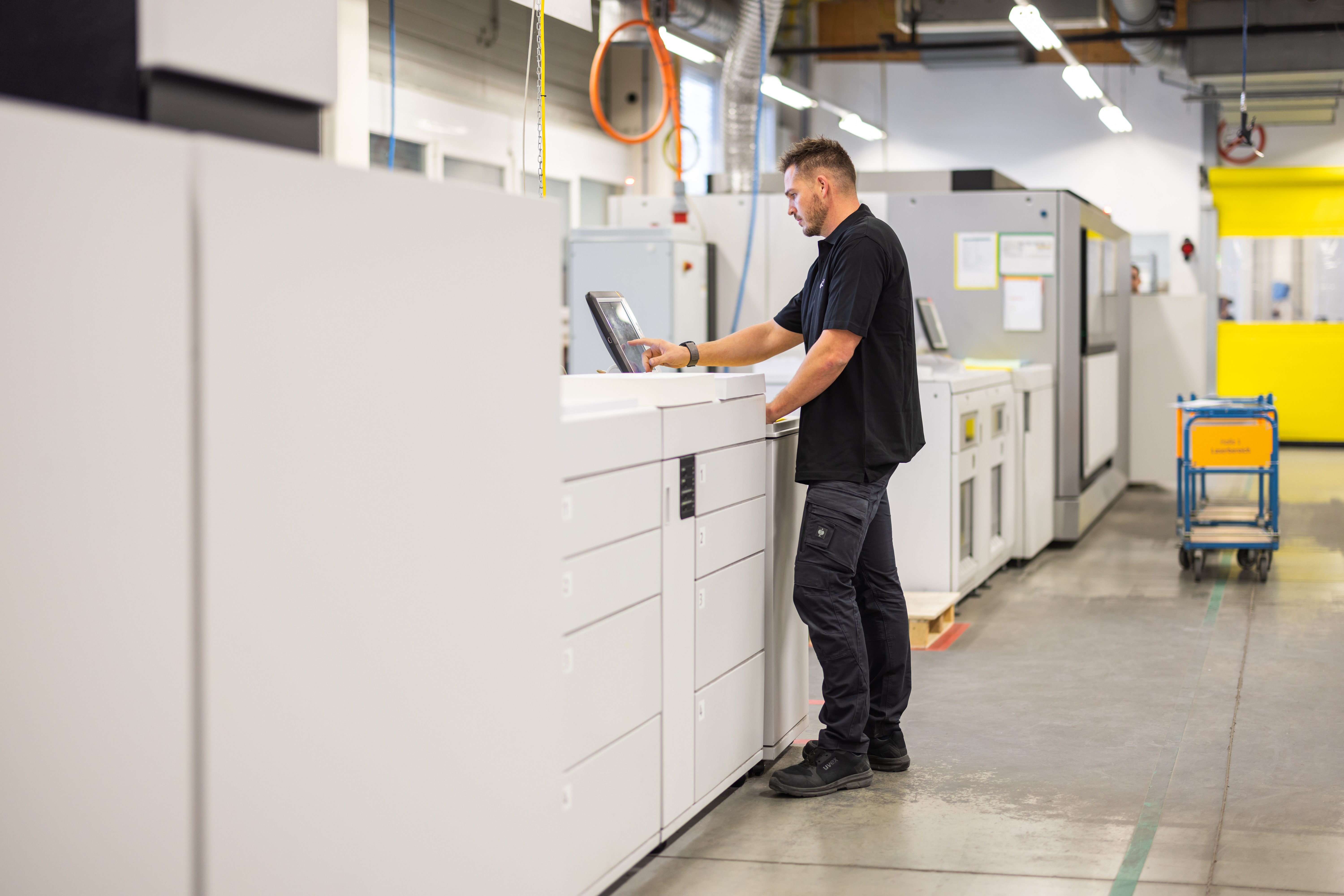 Mann arbeitet an der varioPRINT ix3200 Mann arbeitet an der varioPRINT ix3200