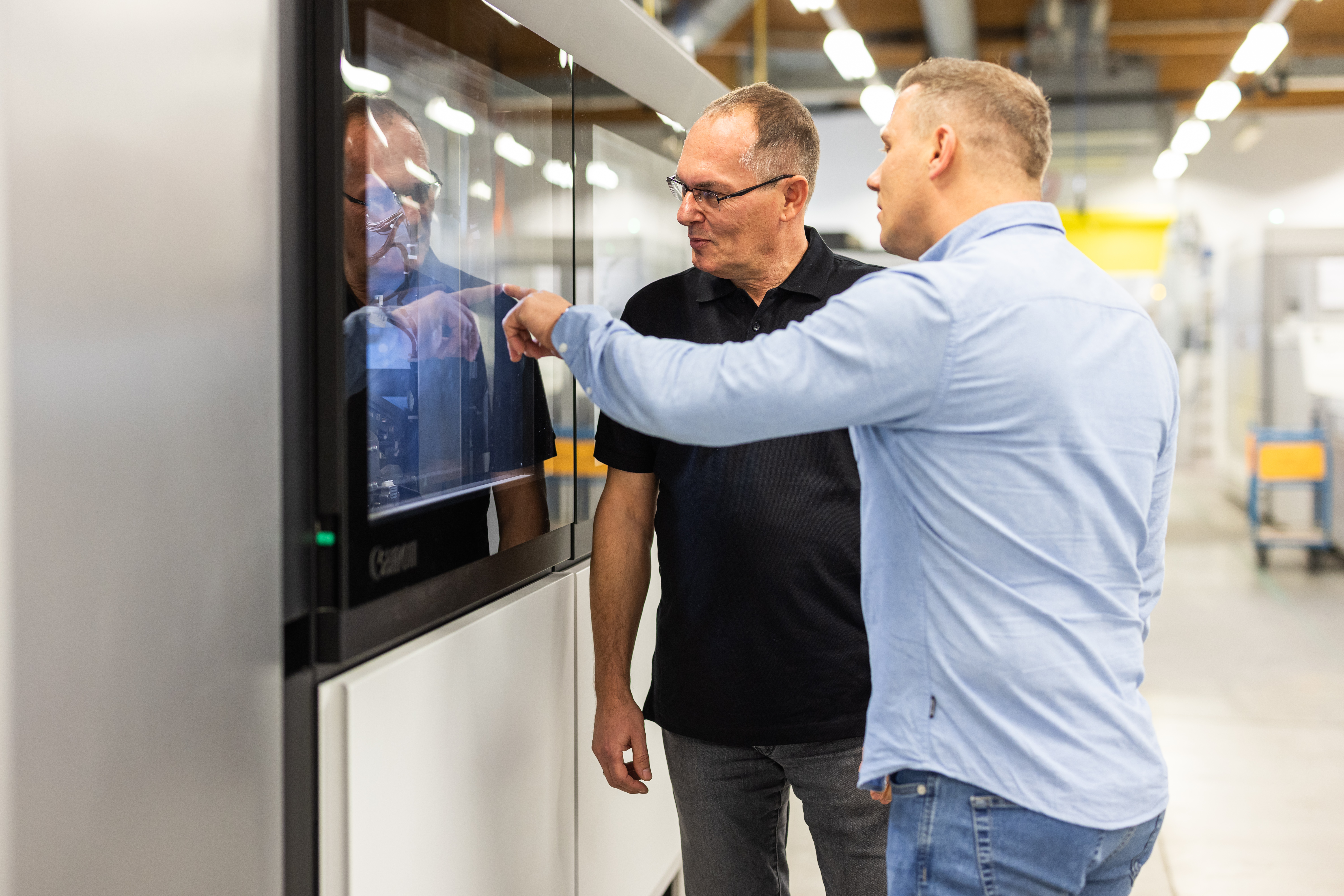 Geschäftsführer Markus Graf und Produktionsleiter Nikolaus Waldhauser schauen in die varioPRINT ix3200 Geschäftsführer Markus Graf und Produktionsleiter Nikolaus Waldhauser schauen in die varioPRINT ix3200