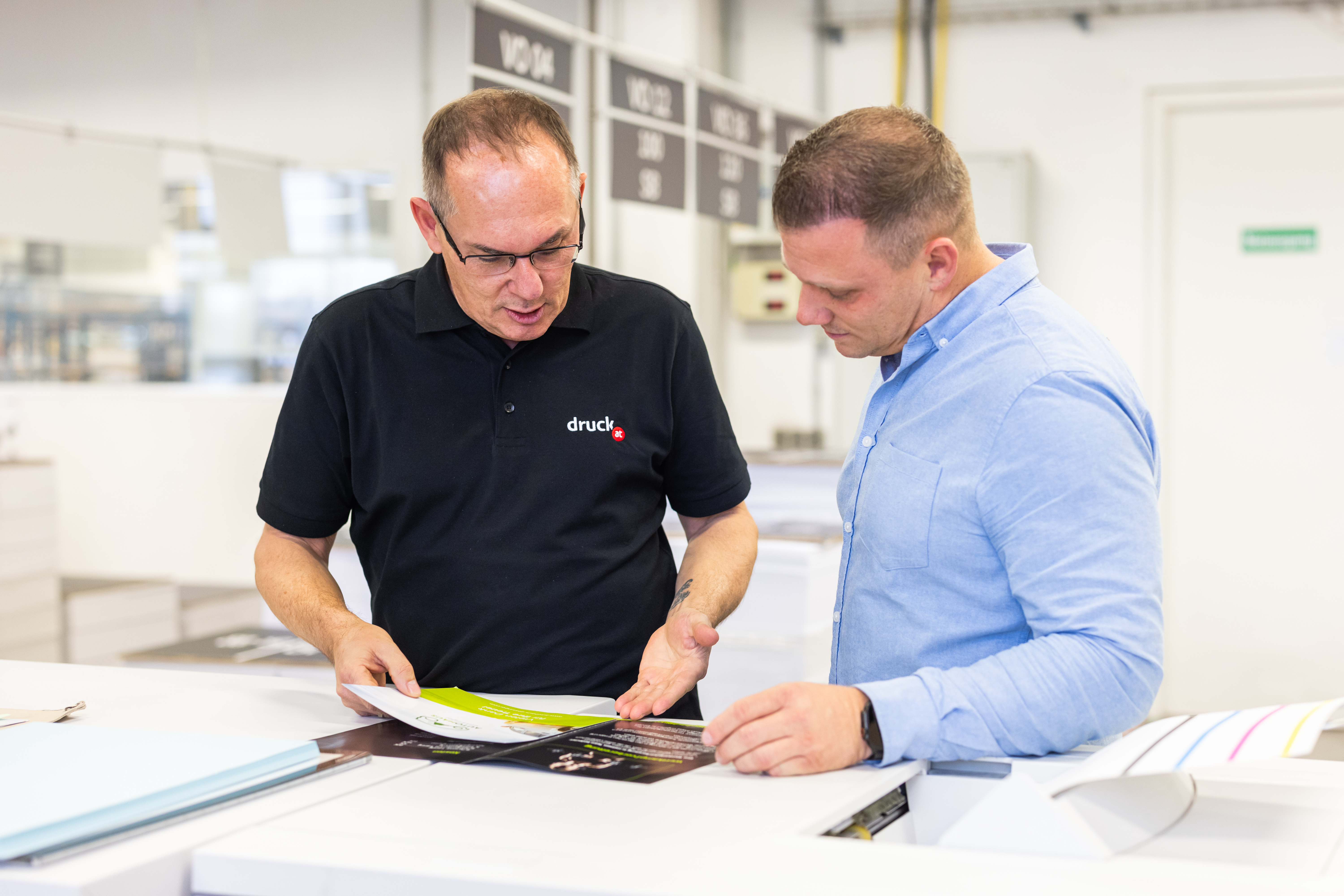 Geschäftsführer Markus Graf und Produktionsleiter Nikolaus Waldhauser unterhalten sich über den Druck Geschäftsführer Markus Graf und Produktionsleiter Nikolaus Waldhauser unterhalten sich über den Druck