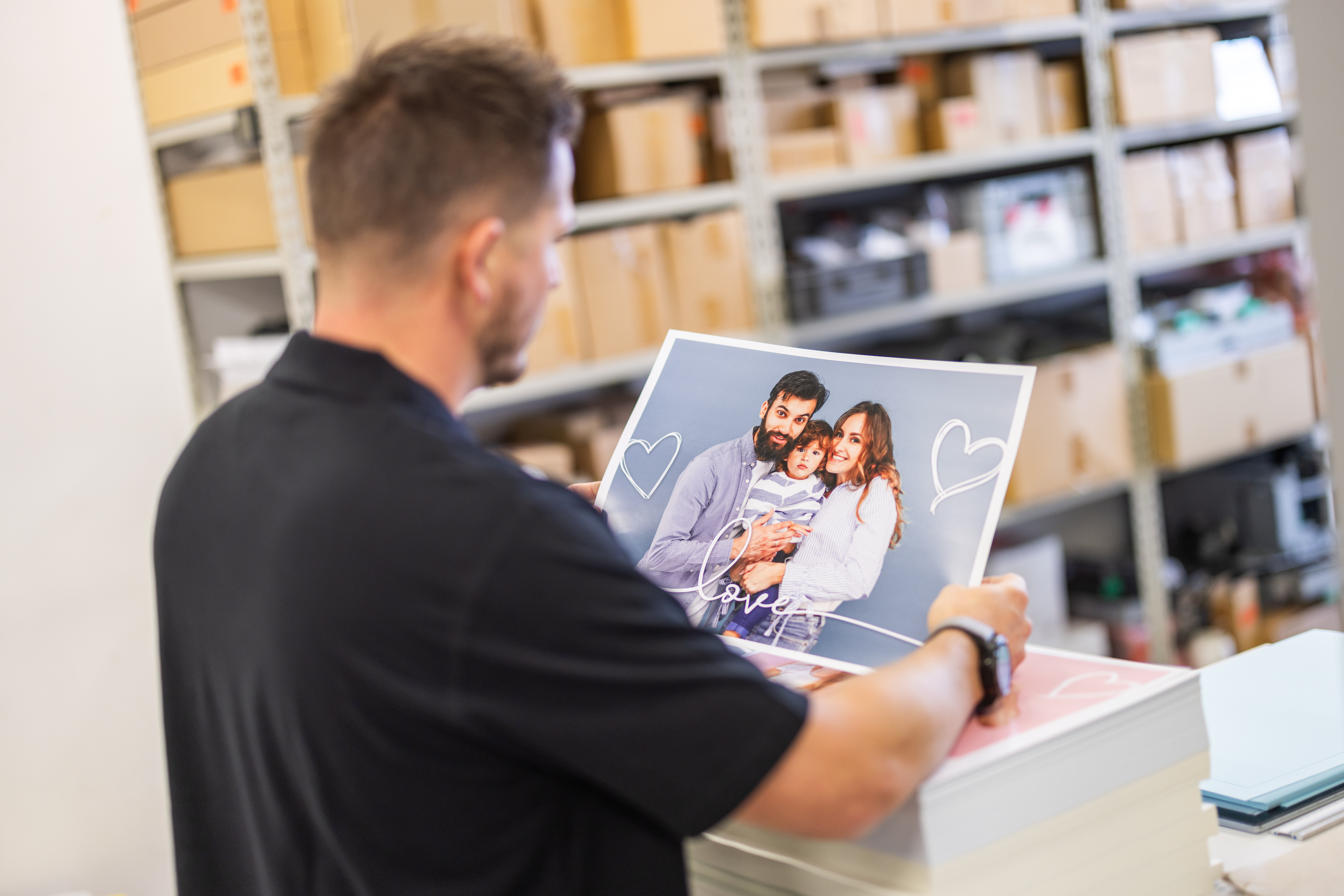 Mann begutachtet den Druck eines Kalenderblattes Mann begutachtet den Druck eines Kalenderblattes