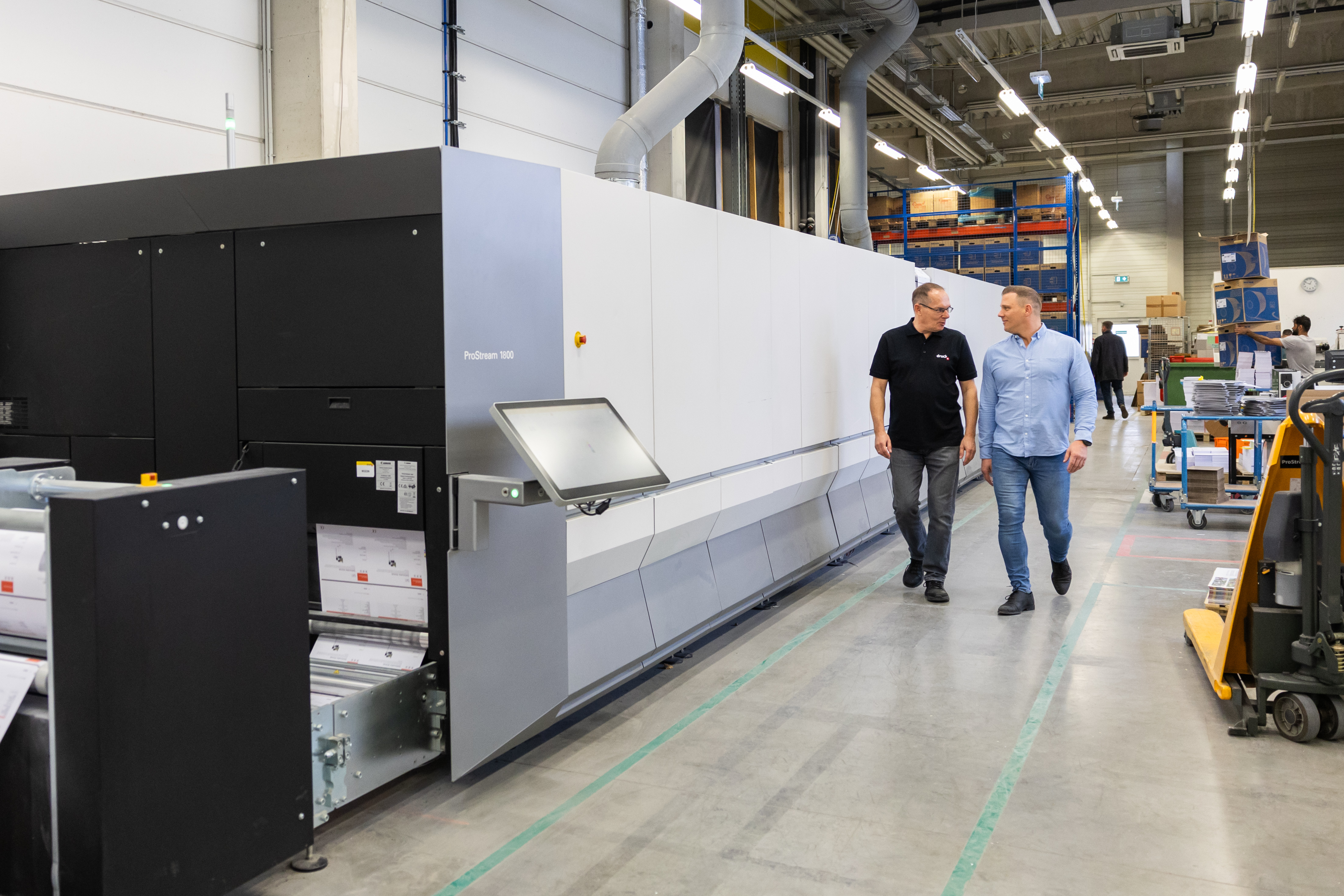 Geschäftsführer Markus Graf und Produktionsleiter Nikolaus Waldhauser gehen neben der Canon ProStream 1800 Geschäftsführer Markus Graf und Produktionsleiter Nikolaus Waldhauser gehen neben der Canon ProStream 1800