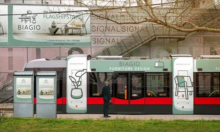 Straßenbahn mit Werbung