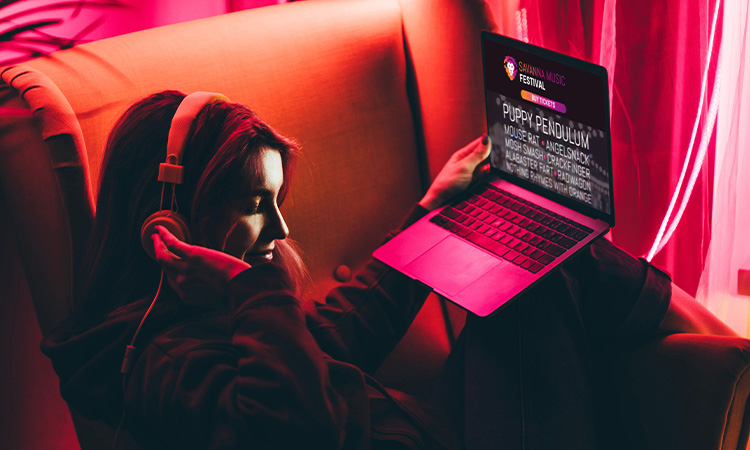 Eine Frau, die sich eine Website am Laptop durchschaut