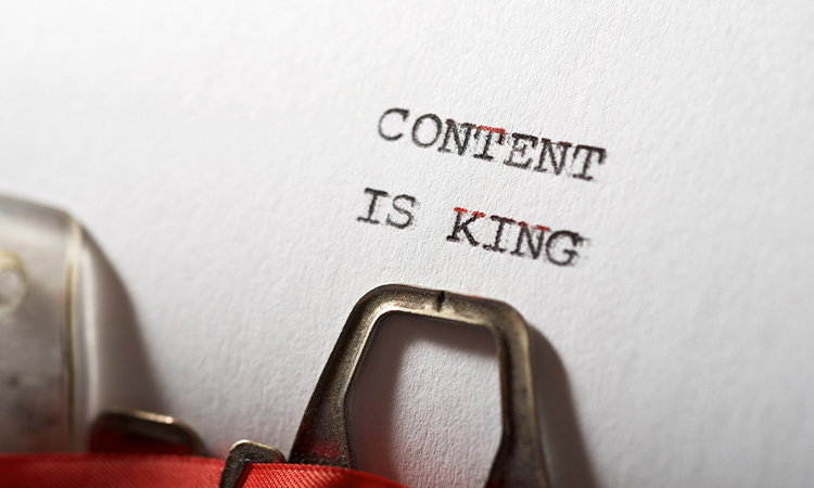 "Content is King" mit einer Schreibmaschine geschrieben