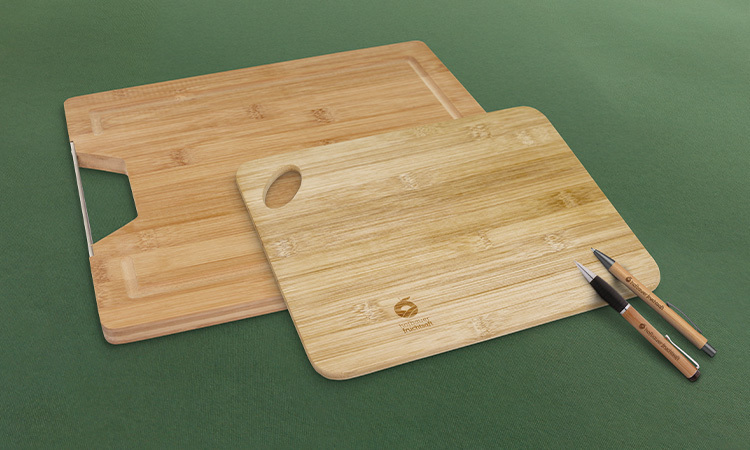 Schneidbretter und Kugelschreiber aus Bambus