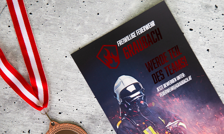 Flyer mit roter Farbfolie Flyer mit roter Farbfolie