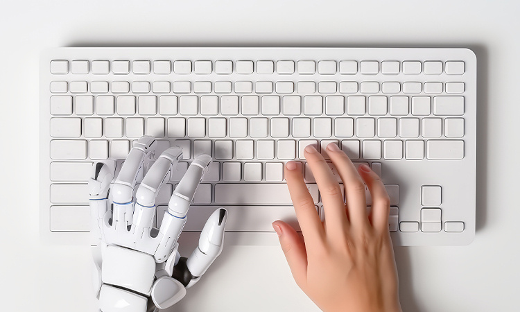 Eine Tastatur auf der eine rechte Hand und links eine Roboter-Hand schreiben