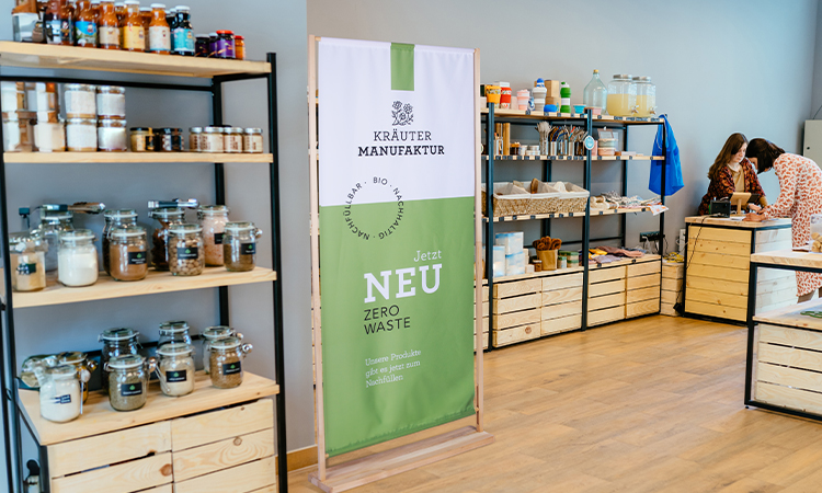 Standbanner aus Holz steht in einem Geschäftsraum Standbanner aus Holz steht in einem Geschäftsraum