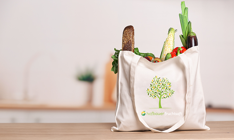 Bedruckte Einkaufstaschen gefüllt mit Einkauf Bedruckte Einkaufstaschen gefüllt mit Einkauf