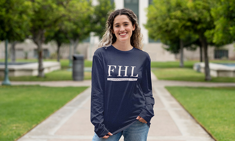 Eine Frau trägt ein Langarm T-Shirt einer Fachhochschule Eine Frau trägt ein Langarm T-Shirt einer Fachhochschule