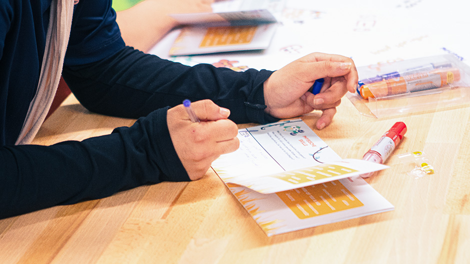 Kind schreibt ihn ein Booklet Kind schreibt ihn ein Booklet