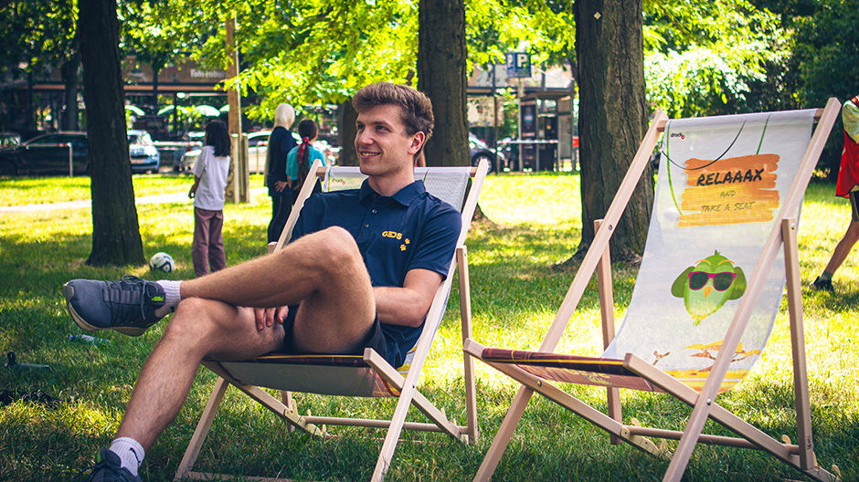 Betreuer sitzt auf Liegestuhl Betreuer sitzt auf Liegestuhl