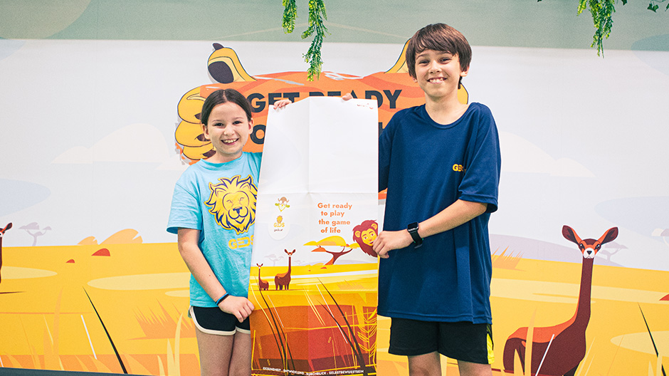 Zwei Kinder halten einen Folder Zwei Kinder halten einen Folder