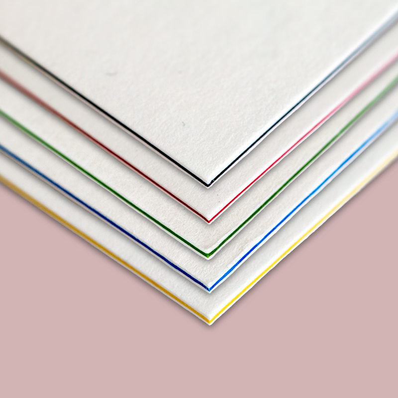 Farbkernkarton auf rosa Hintergrund