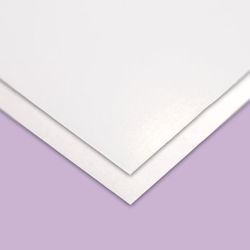 Kunstdruckpapier auf violettem Hintergrund