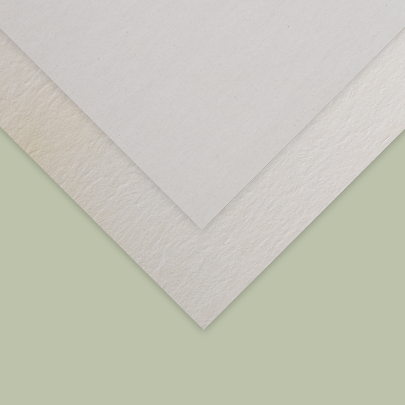 Postkartenkarton auf grünem Hintergrund