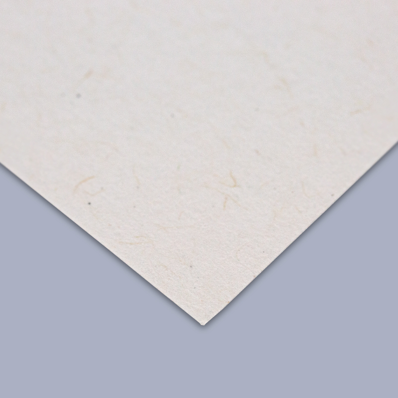 Recyclingpapier auf blaugrauem Hintergrund