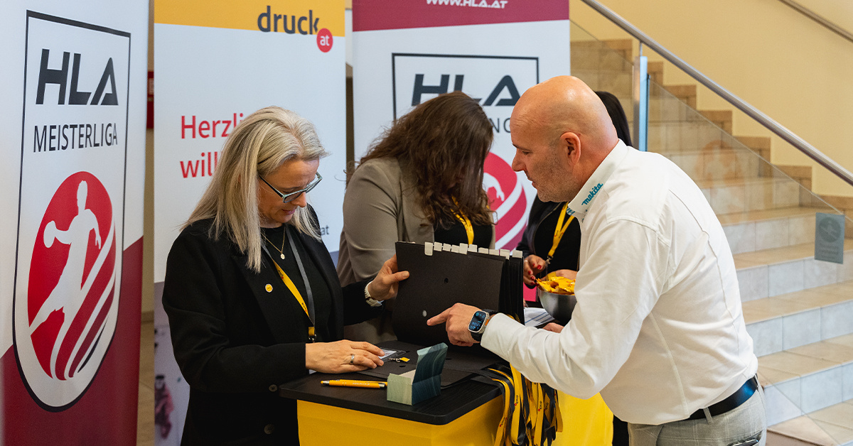 Mehrere Personen stehen vor Roll-ups und hinter der Pop-up Theke Mehrere Personen stehen vor Roll-ups und hinter der Pop-up Theke