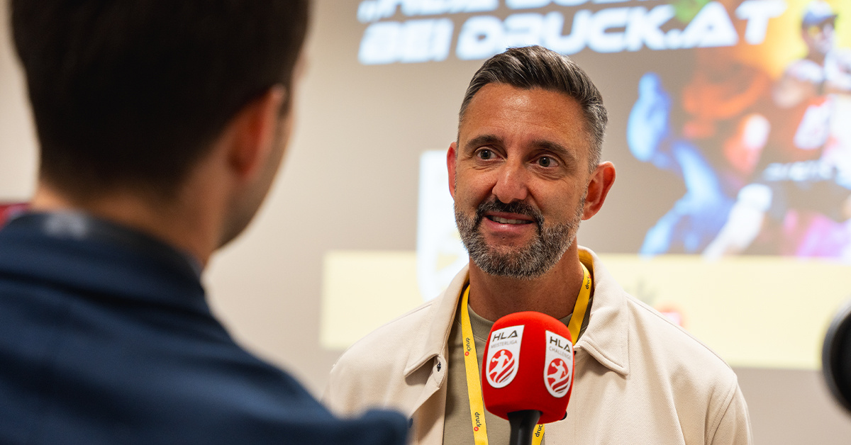 Clemens Doppler wird mit einem Mikrofon interviewt Clemens Doppler wird mit einem Mikrofon interviewt