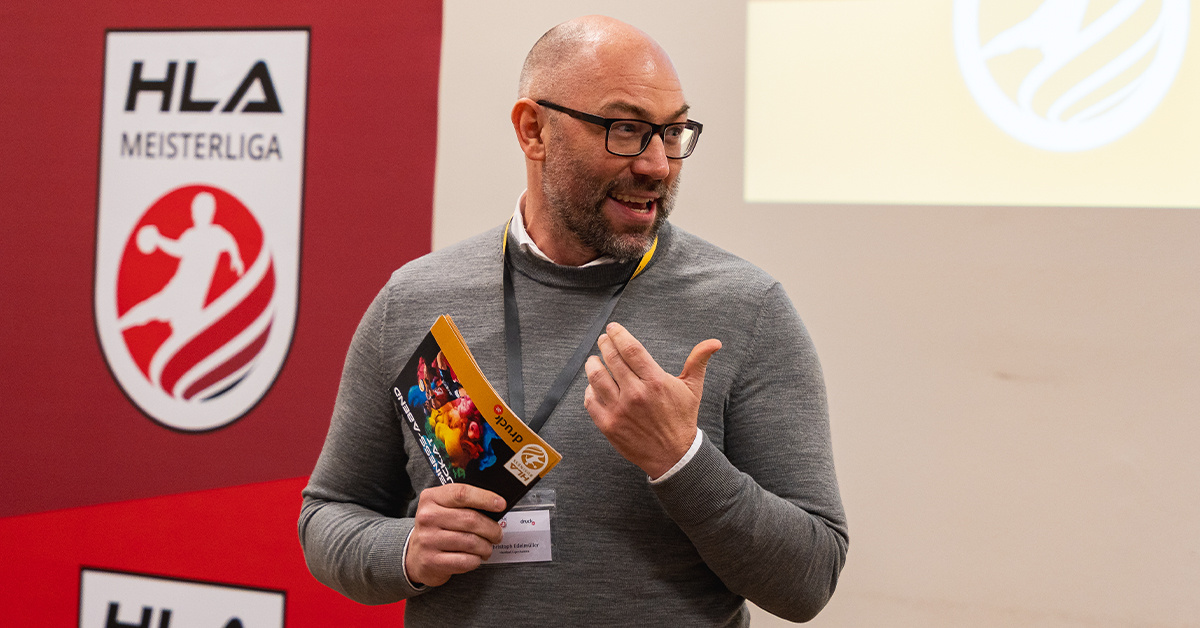 Christoph Edelmüller spricht und hält Karten in der Hand Christoph Edelmüller spricht und hält Karten in der Hand