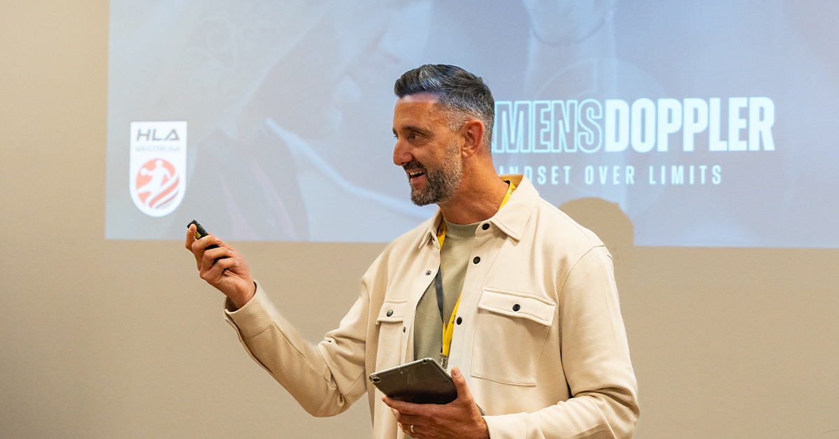 Clemens Doppler spricht und hält Karten in der Hand Clemens Doppler spricht und hält Karten in der Hand