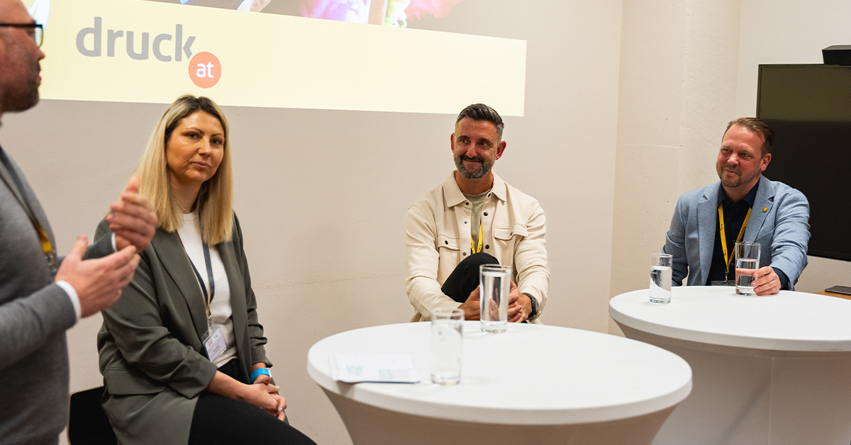 Christoph Edelmüller | Geschäftsführer HLA, Birgit Hösch | Group Digital Marketing Lead bei Mayr-Melnhof & Vizepräsidentin HLA, Clemens Doppler | Keynote-Speaker und Brand & Marketing Manager bei der SPORTBOX, Stefan Just | Head of CRM bei druck.at sitzen an Stehtischen Christoph Edelmüller | Geschäftsführer HLA, Birgit Hösch | Group Digital Marketing Lead bei Mayr-Melnhof & Vizepräsidentin HLA, Clemens Doppler | Keynote-Speaker und Brand & Marketing Manager bei der SPORTBOX, Stefan Just | Head of CRM bei druck.at sitzen an Stehtischen