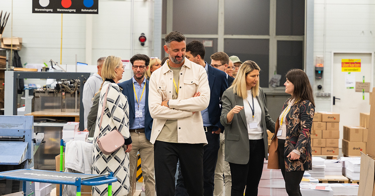 Im Vordergrund steht Clemens Doppler, im Hintergrund führen weitere Personen Gespräche Im Vordergrund steht Clemens Doppler, im Hintergrund führen weitere Personen Gespräche