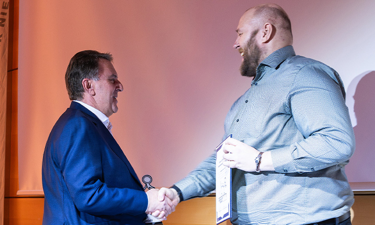 Wolfgang Ecker gratuliert Stefan Nestelbacher Wolfgang Ecker gratuliert Stefan Nestelbacher